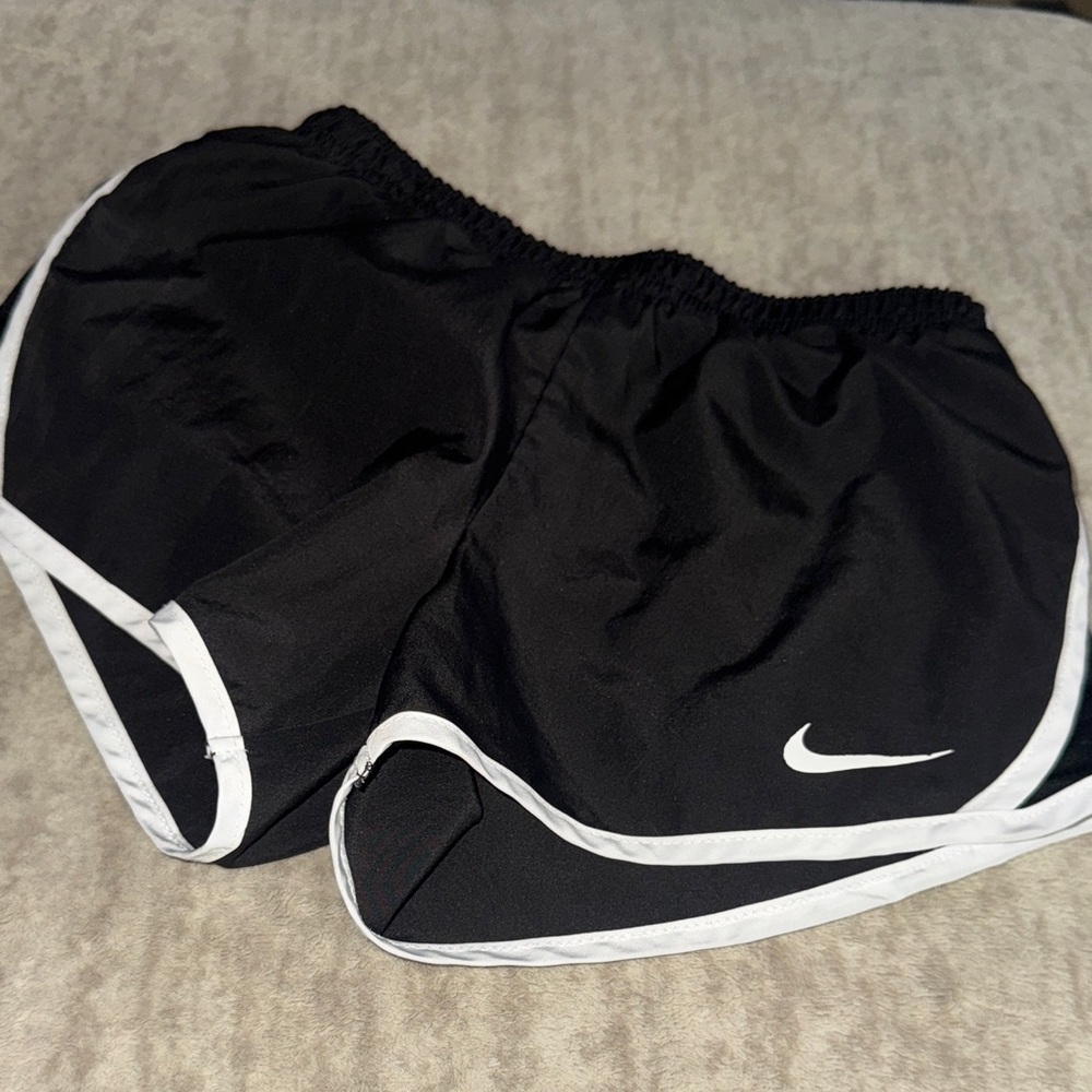 Nike Girls Dri-Fit shorts in black & white (5-6 yrs - size 6?) - EUC!